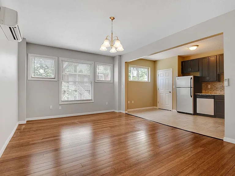 24 E Linwood Blvd — Photo 1