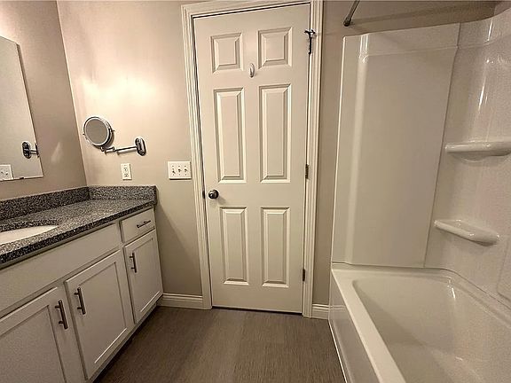 2nd image of 4433 Fenwick Ave #1