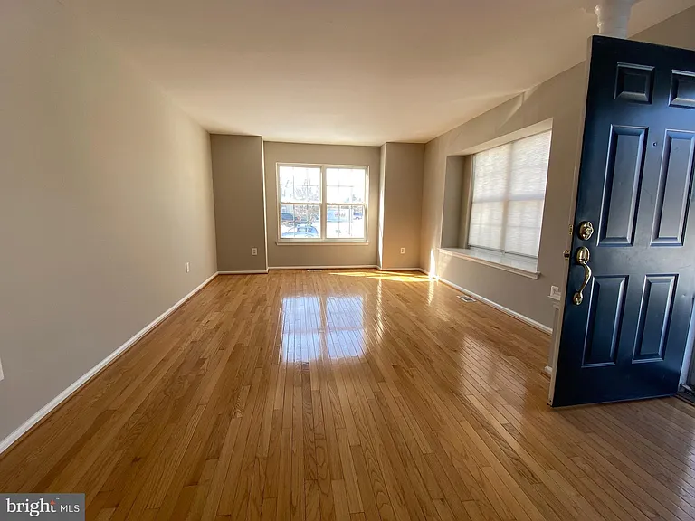 105 Hearthstone Ln — Photo 3
