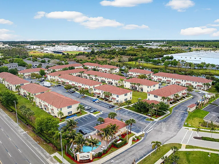 Mirage Bay Apartments — Photo 25