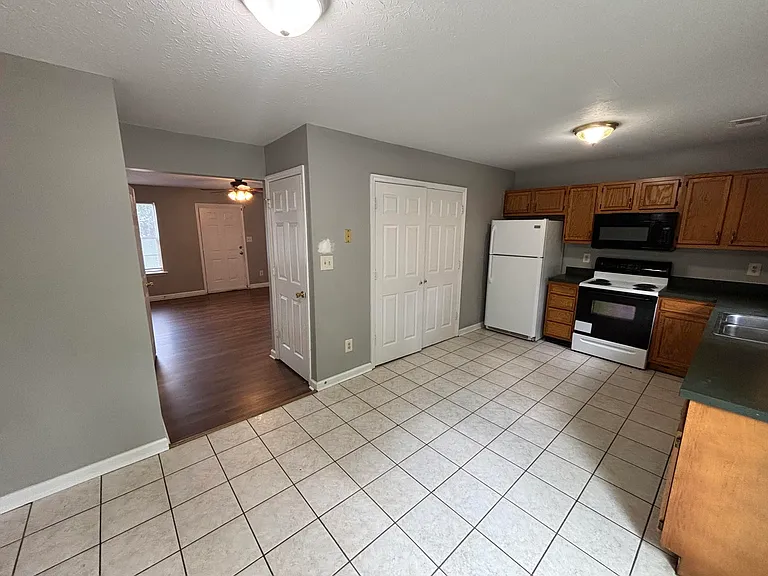 210 Maple Leaf Ln — Photo 3