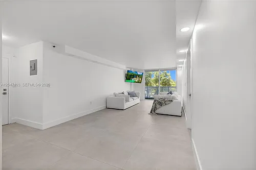 2457 Collins Ave #201 Photo 1