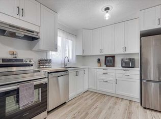 22 S Greenham Dr, Red Deer, AB T4P 2X4