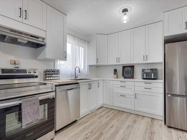 22 S Greenham Dr, Red Deer, AB T4P 2X4
