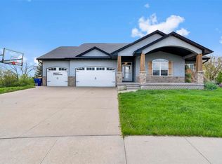 1060 Grouse Ct, North Liberty, IA 52317