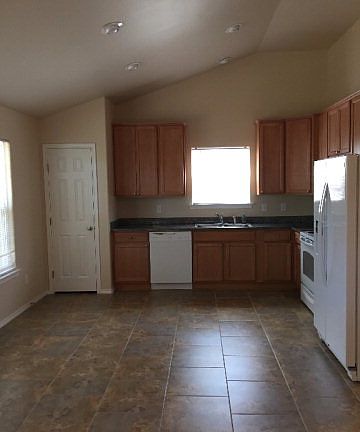 4th image of 132 Breezy St