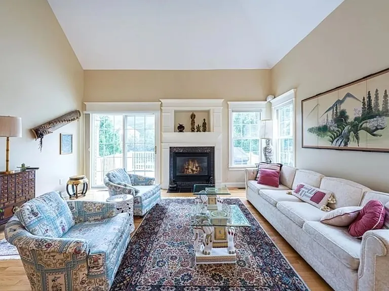 68 Charles Ct — Photo 2