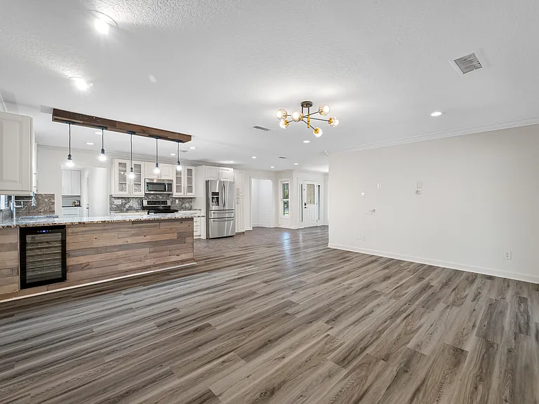 16324 Bonneville Dr — Photo 9