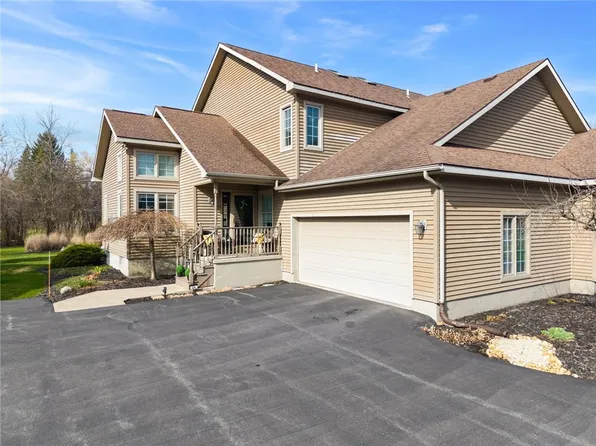 24 Willowbrook Dr, Auburn, NY 13021