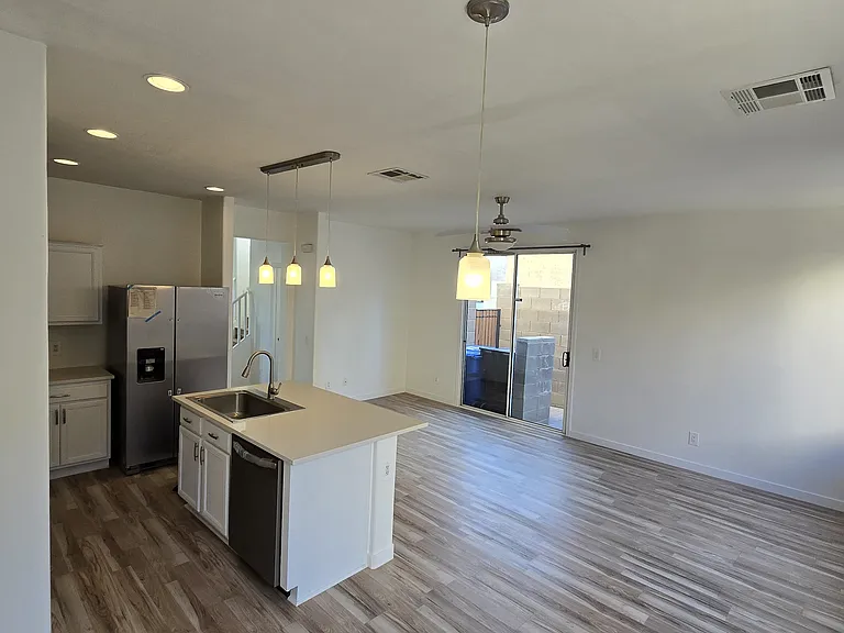 6622 W Polk St — Photo 8
