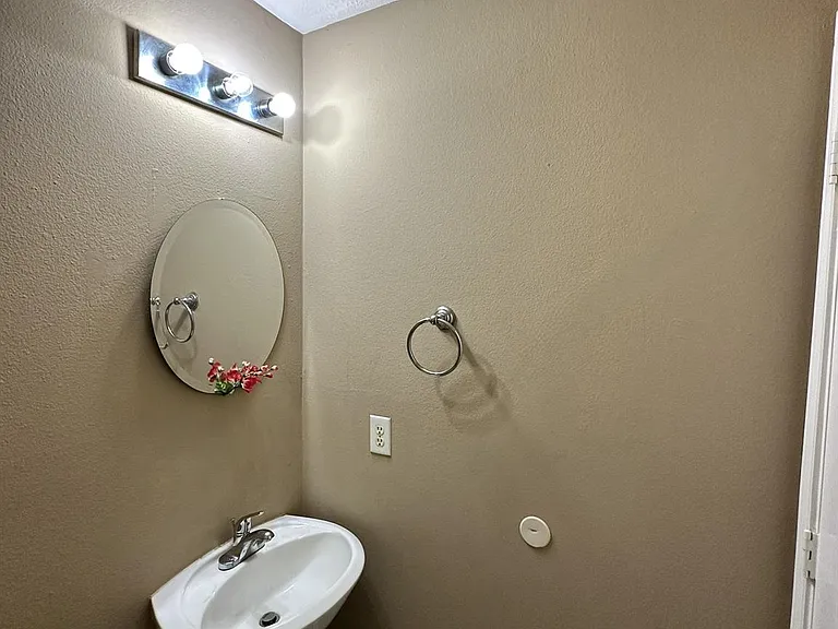 6910 Bayou Crest Dr — Photo 8