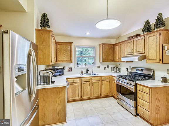 2nd image of 1061 Omar Dr