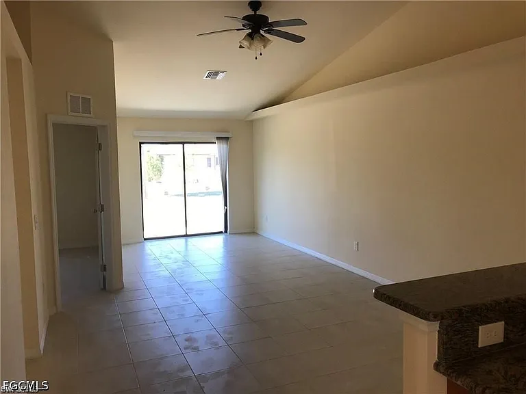 1020 SE 24th Ave — Photo 2
