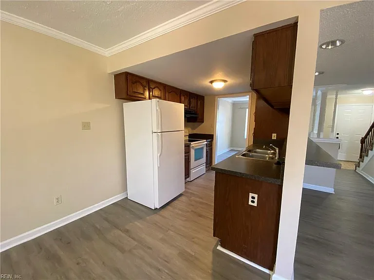 1924 Darnell Dr — Photo 3