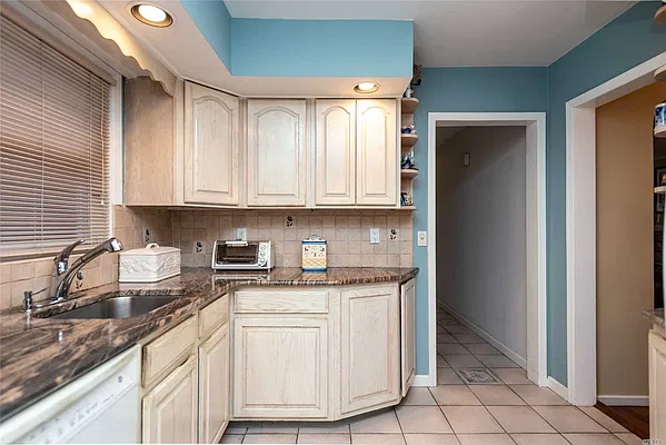 Sold by Daniel Gale Sotheby's International Realty | media 6