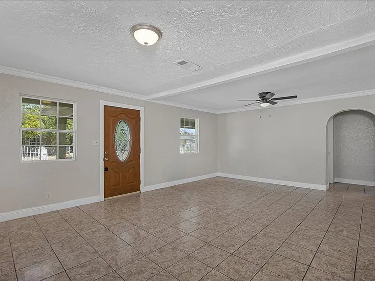 2202 Brook Ave — Photo 4