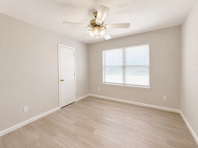 113 Ellicott Dr — Photo 13