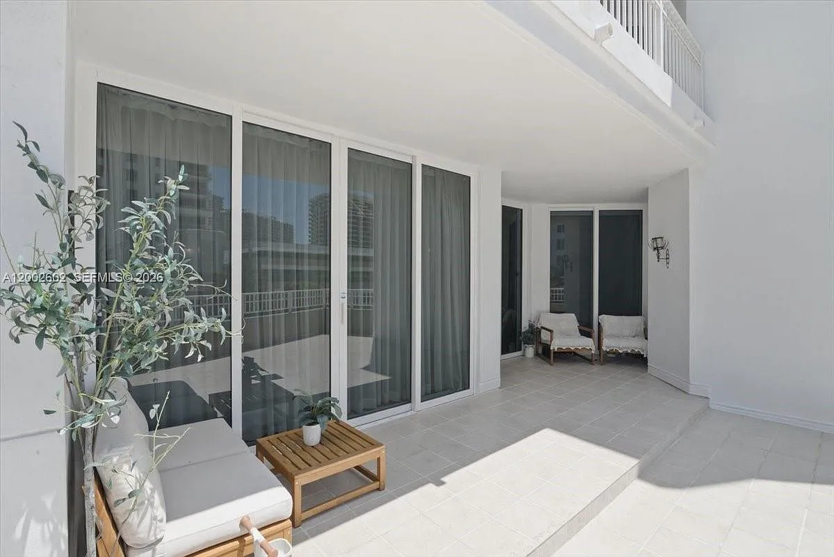 Courts Brickell Key Condo — Photo 2