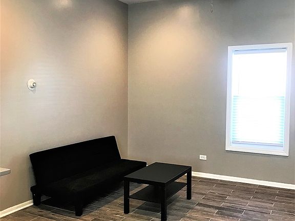5th image of 2811 W Lyndale St #2
