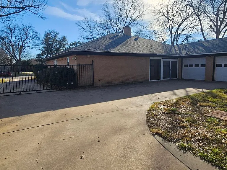 2418 Helena Cir — Photo 21