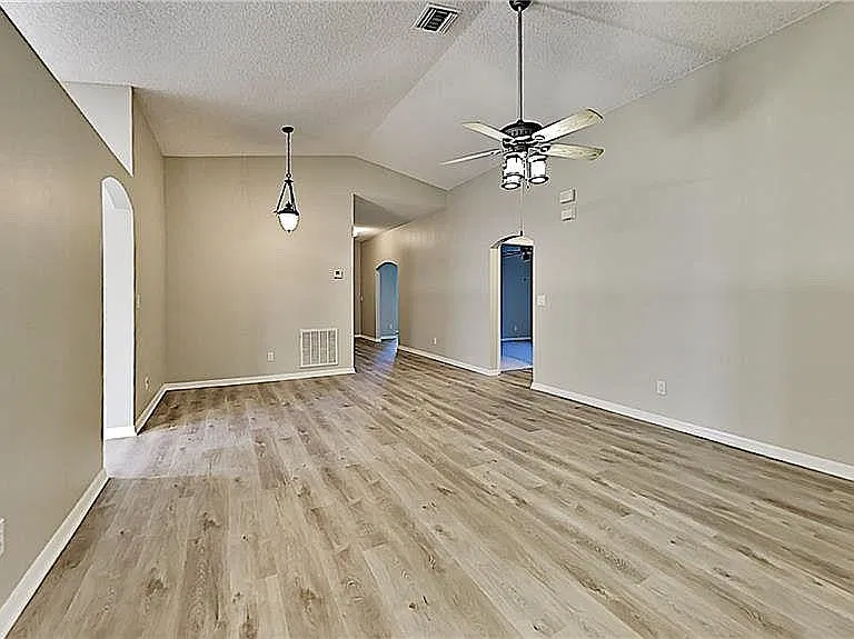 3 bed, 1914 sqft, $2,000 — Photo 2