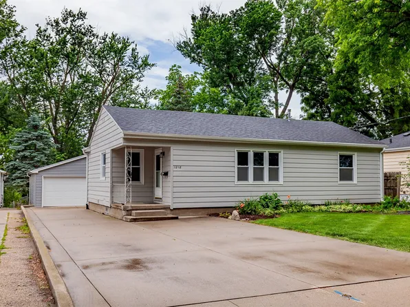 1218 68th St, Windsor Heights, IA 50324