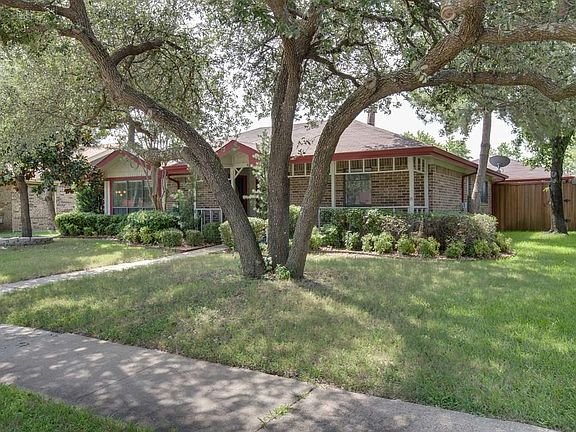 3rd image of 410 Feathercrest Ln