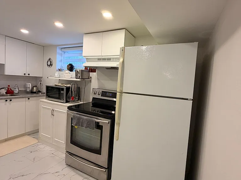 138 Goulding Ave #BASEMENT — Photo 13