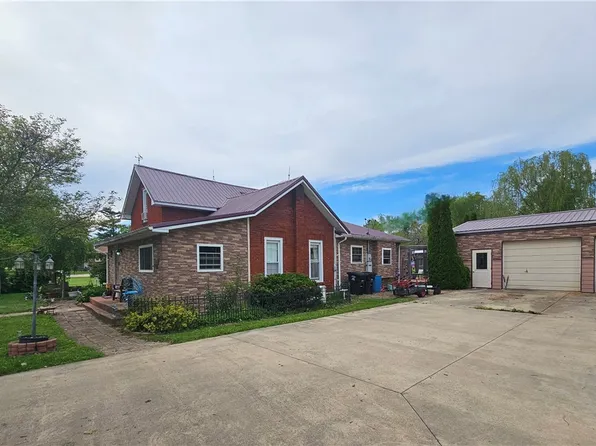 426 E Main St, Stewardson, IL 62463