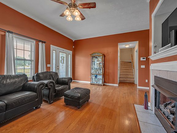 3rd image of 1055 Mead Dr