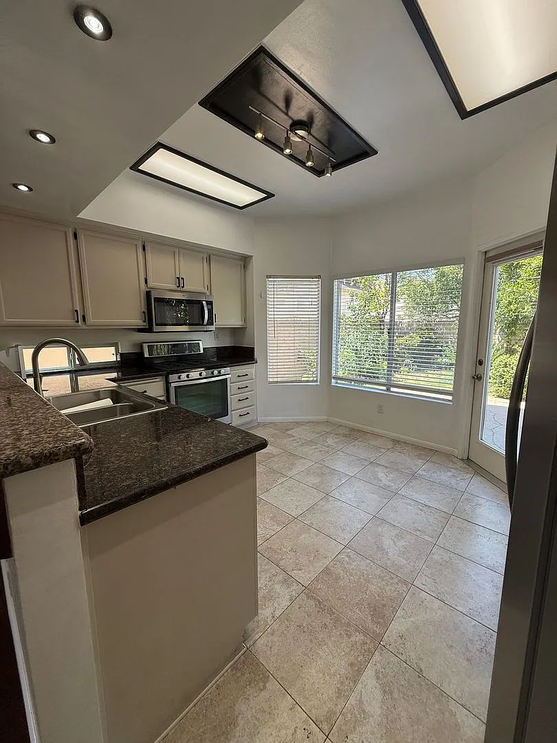 3 bedroom, 2 1/2 bath single-family home in a wonderful neighborhood — Photo 3