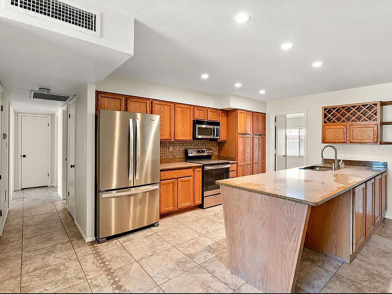 1410 E Bishop Dr — Photo 24