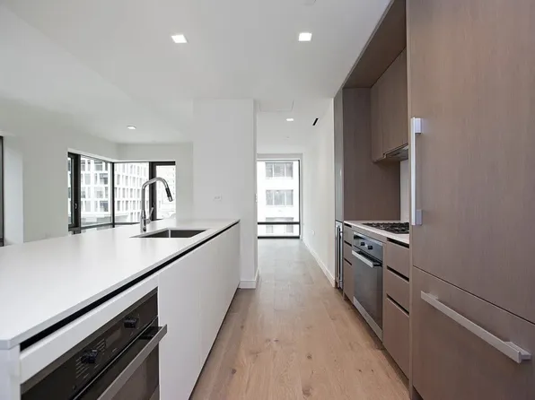 200 East 21st Street image 2 of 9