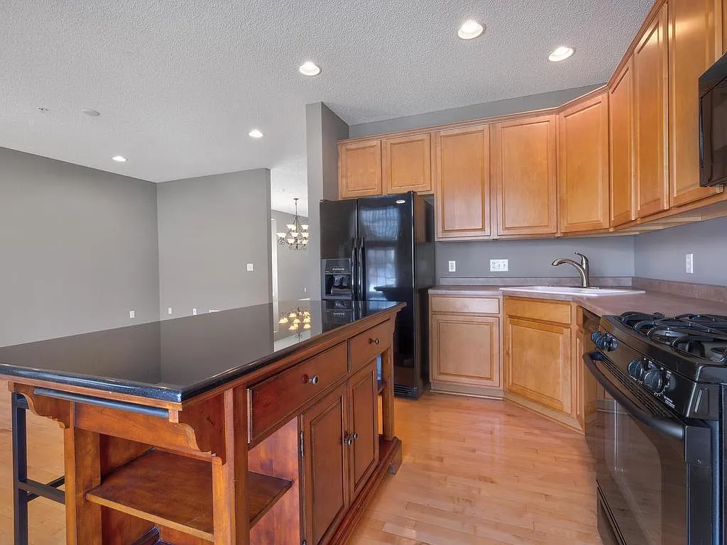4 bed, 2379 sqft, $3,100 — Photo 4