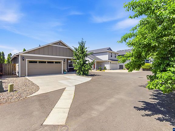 3rd image of 4721 Cedrus Ln NE