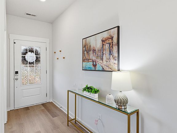 3rd image of 409 Irwin Way