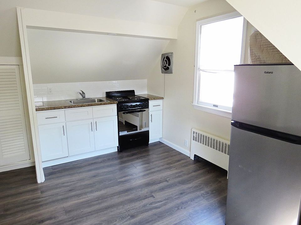 2nd image of 663 E Meadow Ave