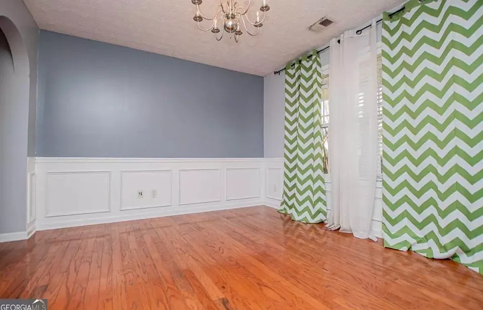 4 bed, 2500 sqft, $2,350 — Photo 4