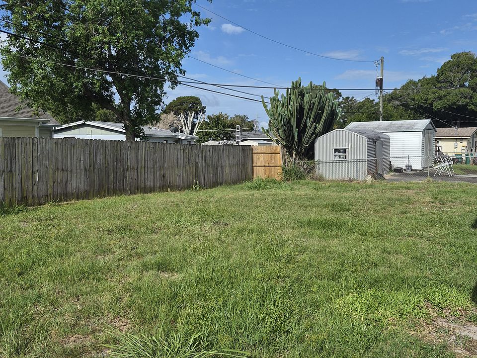2nd image of 809 Poplar Ln