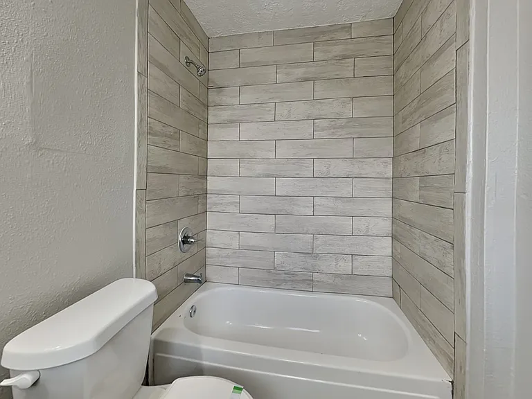 This cozy bathroom features li