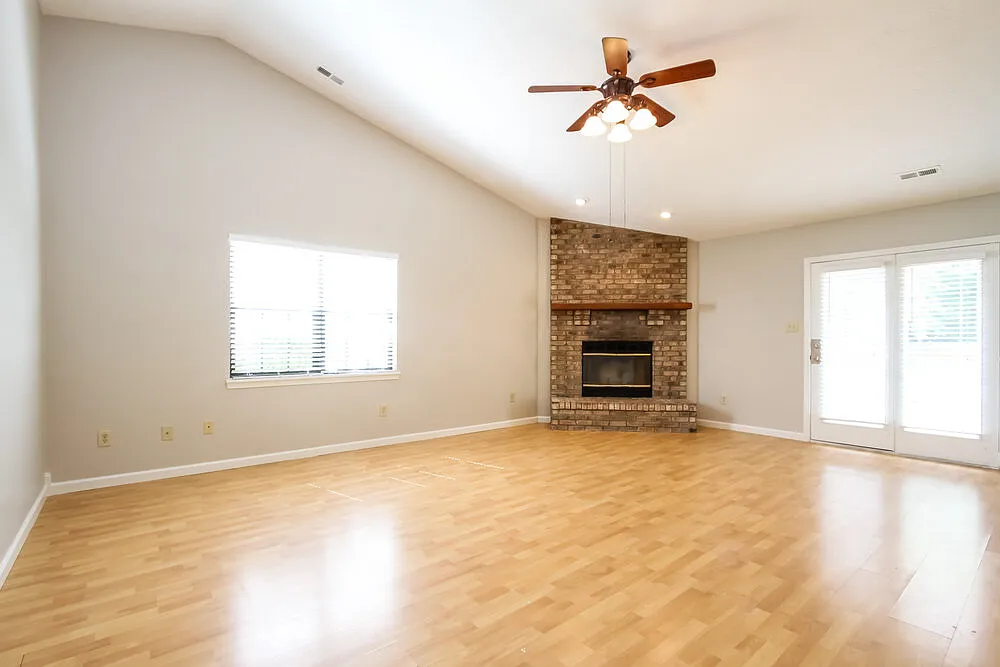 3 bed, 2.0 bath, 1756 sqft, $2,130 — Photo 3