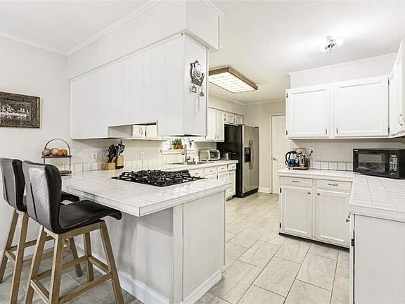 5th image of 39377 Oak St