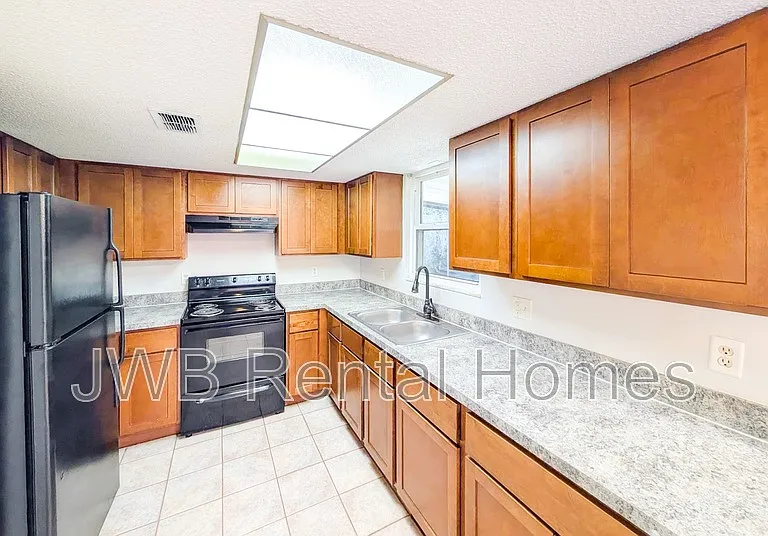 5556 Lofty Pines Cir S — Photo 2