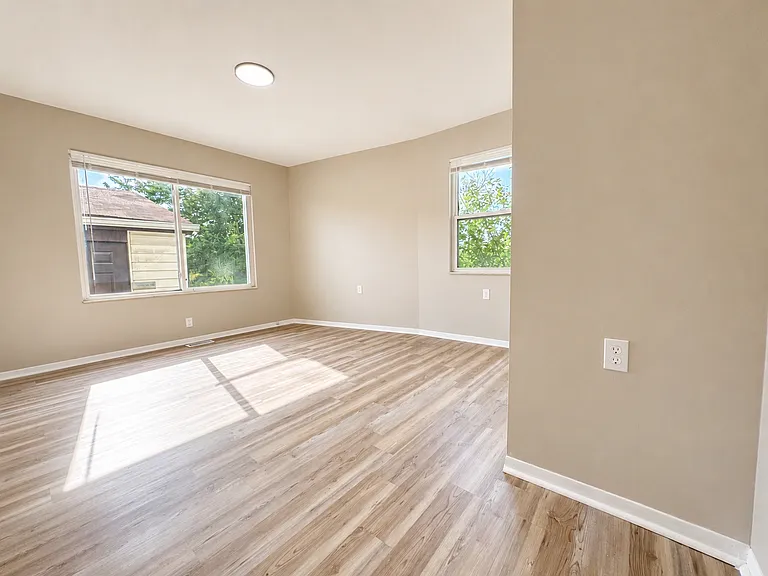 27056 Lawnwood St — Photo 16