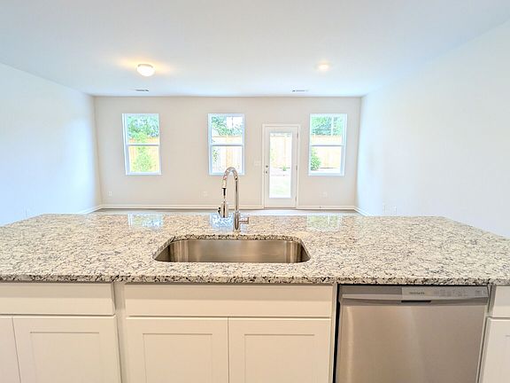 5th image of 525 Hayes Ln