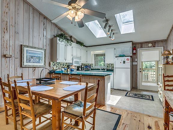Kitchen & Dining
