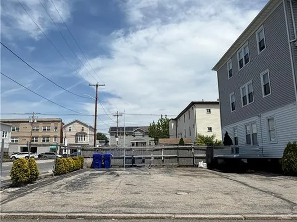 8 Nahant St, Providence, RI 02904