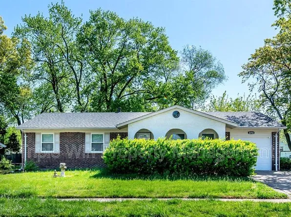 2250 Spoonwood Ln, Florissant, MO 63033