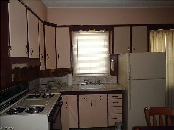 3rd image of 1600 E 300th St