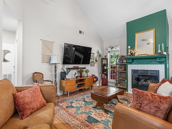 5th image of 158 Maguire Dr